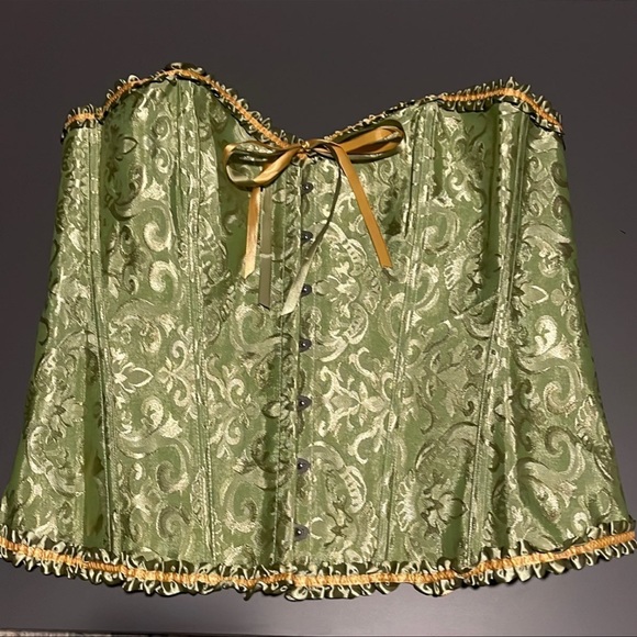 Corset - Picture 1 of 8